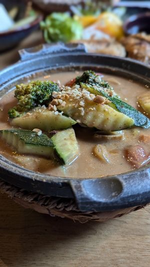 Das Gericht mit Erdnuss Soße at Loy Vegan in Trier