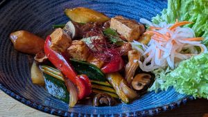 M10. TOFU-PAK-CHOI mit Reis at Loy Vegan in Trier