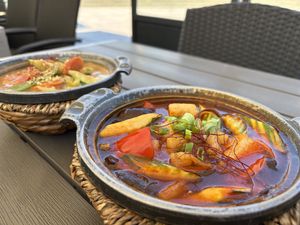 Hoofdgerechten bij rijsttafel 2  at Loy Vegan in Trier