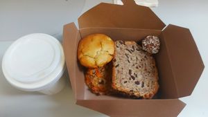 Le drink est leur amandine (avec sirop au chocolat et framboise reccomandé par une employée!)
Un muffin
Un pain au banane
Une galette au carrote 
Et une boule d'amour! at Le Wilson Café-boutique in Shawinigan