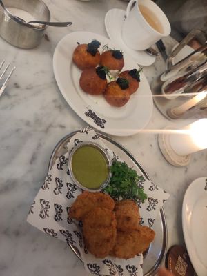 Pommes dauphine au "caviar", croquettes cochonnes at Faubourg Daimant in Paris