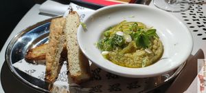Broccoli guacamole

THE SUSTAINABLE AND HEXAGONAL VERSION OF THE CLASSIC, SWEET PEPPER PICKLES, ZEST, SPROUT BASIL, SPRING SPRINGS & Pita al Taglio WITH ORGANIC FLOUR at Faubourg Daimant in Paris