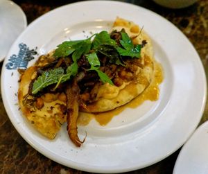 FLATBREAD, POIS CHICHES ET PLEUROTTES at Faubourg Daimant in Paris