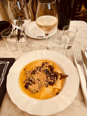 Zucca e Pepe and a glass of French wine 💯  at Faubourg Daimant in Paris