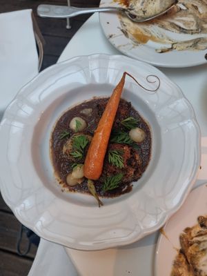 B at Faubourg Daimant in Paris