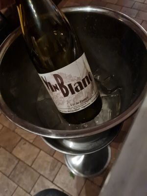 Vino bianco at Faubourg Daimant in Paris