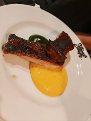 LAQUERED THISTLE EAR, TABLE OF SAUCES

GRILLED LARGE-SHAPED MUSHROOM with DENSE CHAIR and NOISETT flavors, glossy lacquer, ORANGE BLOSSOM AND SPINACH GREEN SWEETBERRY CRÈME, RIS at Faubourg Daimant in Paris