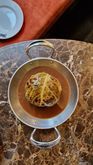 CHOU FARCI, SAUCIÈRE DE JUS at Faubourg Daimant in Paris