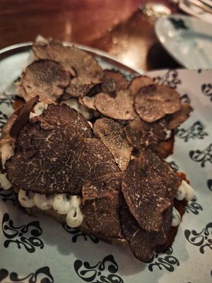Brioches al tartufo at Faubourg Daimant in Paris