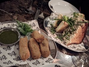 Croquettes et garlic bread at Faubourg Daimant in Paris