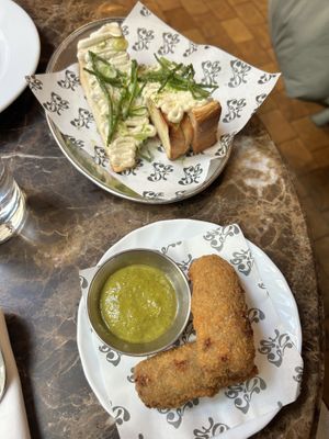 Pain brioché à l'ail (incroyable) et les croquettes  at Faubourg Daimant in Paris