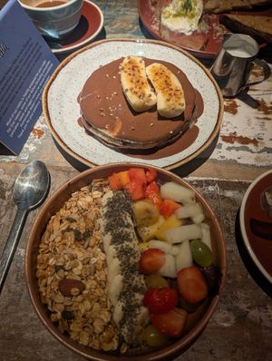 Vegan pancakes and acai bowl at Olivia Lisboa in Lisbon