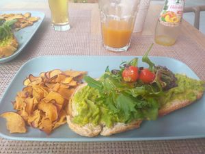 Tosta de abacate com tomate e alface, acompanhada por batata doce frita at Lírio's Coffee (Lírio do Gerês) in Geres