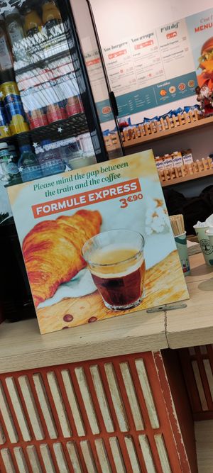 Breakfast, It is possible to take croissant and chocolate bread at any time at Copper Branch - Gare de Lyon in Paris