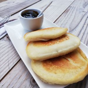 Fluffy pancake with apple syrup at Noni & Willy in Groningen