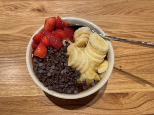 Naschkater mit Erdbeeren, groß  at Haferkater - Hbf Münster in Muenster