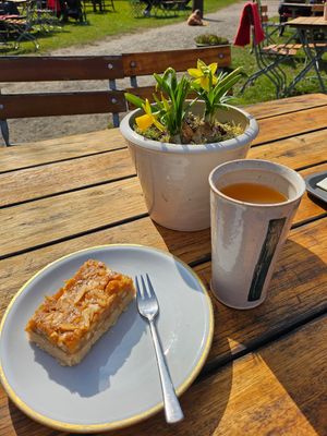 Schwedischer Apfelkuchen und Heißer Apfelpunsch at Gartencafé Wiligrad in Luebstorf