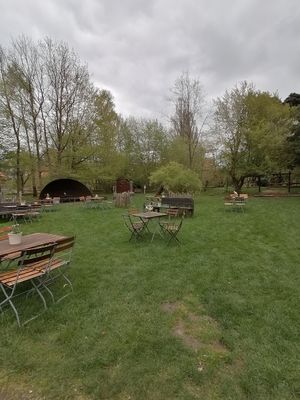 Sitzmöglichkeiten im Freien at Gartencafé Wiligrad in Luebstorf