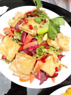 Ensalada de Tofu at Organic Smoothie Bowl and Café - Boudhha in Kathmandu