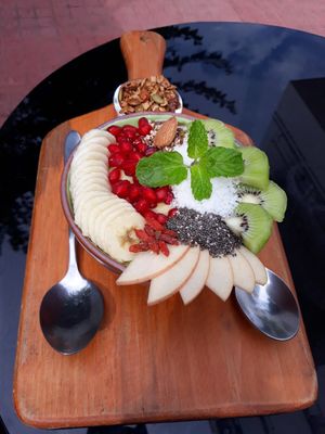 BOWL frutas y muesli at Organic Smoothie Bowl and Café - Boudhha in Kathmandu