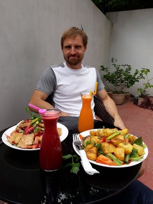 Zumo Panda y energizante en la terraza at Organic Smoothie Bowl and Café - Boudhha in Kathmandu