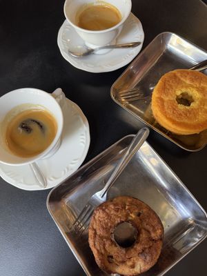 Bolo de banana (vegano) e milho (veggie)  at Coffee Lab  in Sao Paulo