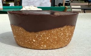 Cacahuètes
Farine de coco
Sirop d'érable
Chocolat noir
Servi avec granola ,fruits et caramel. at Moliets South Beach Surf Shop & Cafe in Moliets