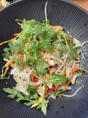 Salat mit Tofu, Koriander, gerösteten Erdnüssen und Mangostreifen  at Myu Myu in Hamburg