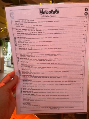 Kleine Karte aber für jeden was dabei. Viele Vegane Optionen.
Bedienung ist mega freundlich und hat tolle Empfehlungen. at Yabalulu in Vila Nova De Milfontes