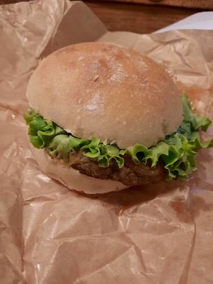 Vegan burger at Alternative Nomade in Bar-le-duc