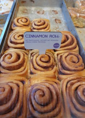 Vegan cinnamon roll at Cinnamood Bonn in Bonn