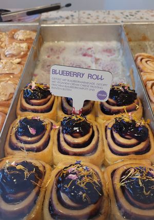 Vegan blueberry roll at Cinnamood Bonn in Bonn