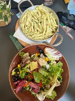 Insalata mista & fusilli casarecci aglio olio e peperoncino  at Che Pasta in Bellano