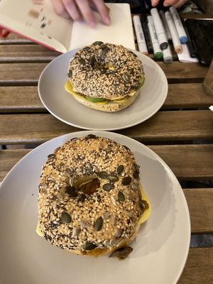 Bagels con variedades de toppings, muy buena atención y bien ubicado.  Tienen ingredientes  veganas que no salen en su pagina/Instagram cono hummus y queso vegano   #Veganuary at 19 Bagels in Barcelona