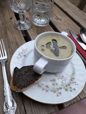 Soupe de courgettes du jardin et pesto, avec initiale du prénom comme petite attention et toasts de tapenade at Le Chateau de Cambiaire in Saint-etienne-vallee-francaise