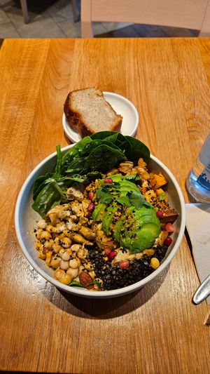 Avocado Bowl mit veganem Hühnchen at beets&roots - Potsdamer Platz in Berlin