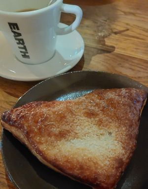 Vegan appelflap en cappuccino met havermelk at Pannenkoekenhuis Het Klooster in Alphen Aan Den Rijn