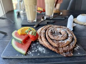 Ask for the vegan cinnamon buns (even if it’s not on the menu) and you will get one😄 at Unstad Arctic Surf in Boestad