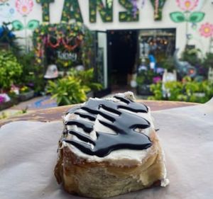 Vegan cinnamon rolls at Plántate Cafe in Burbank