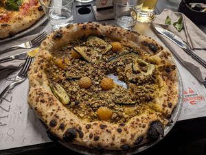 Pizza con pesto di pistacchi, pomodorini gialli, pistacchi e zucchine insaporite.  Impasto light at Squib in Catania