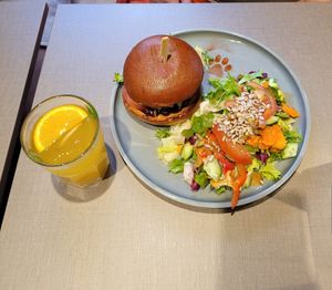 Grinsekatzen Burger with mango iced tea at Katzentempel - Freiburg in Freiburg