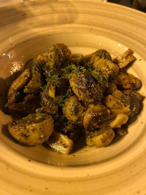 Mushrooms with garlic and parsley 9,50€ at D'amira in Madrid