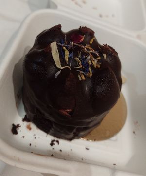 Little tonka cake at Tonka Pastisseria Vegana in Barcelona