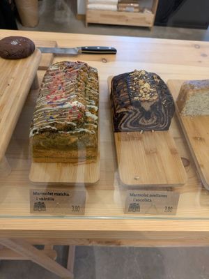 Matcha pound cake and chocolate at Tonka Pastisseria Vegana in Barcelona