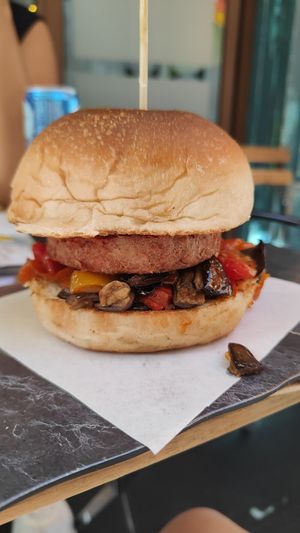 Burger vegano davvero buono e ben presentato. È servito all'interno di un panino sempre fresco e com delle verdure di stagione veramente squisite.

Anche la frittatina di pasta Mo at Hook - No Flag Food in Procida
