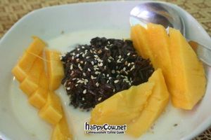 Mango sticky rice w/ forbidden rice at May Kaidee's Vegetarian Restaurant - Samsen in Bangkok