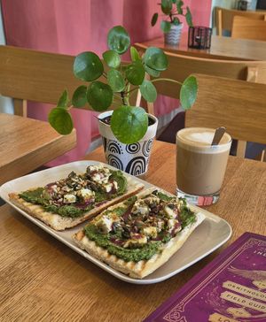 Tostada Verde (Frühlingskarte) & Lotus Cappuccino at Café zur Krummbeere in Landau