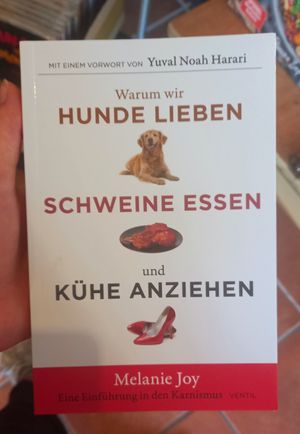 warum wir hunde lieben, schweine essen und kühe anziehen (melanie joy) at Ventil Verlagsbuchhandlung in Berlin