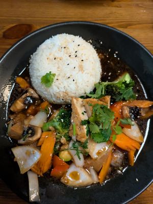V4 Seitan and Tofu wok with teriyaki: 3/5 at Sanhok Wok&Grill in Berlin