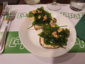 Bruschetta con hummus di ceci, spinaci croccanti e noci at La Puntarella Pazza in Rome